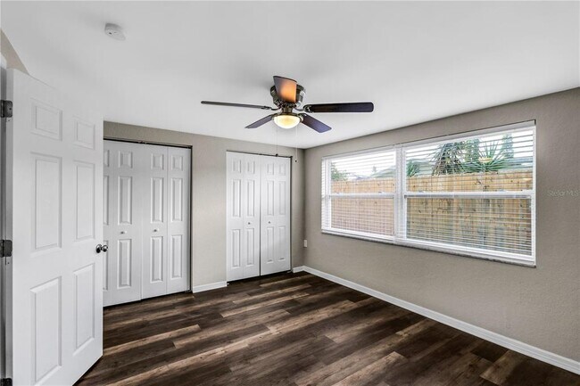 Building Photo - 1415 Classic Dr