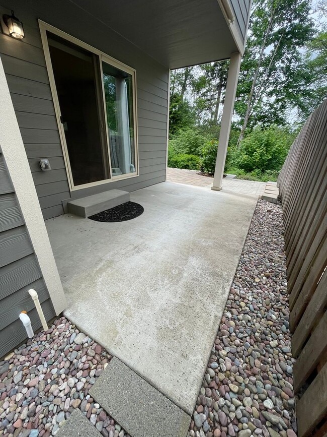 Building Photo - Beautiful 4 Bedroom in a small and exclusive neighborhood