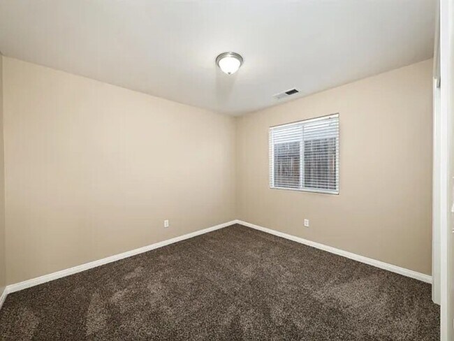 Building Photo - Beautiful Single-family home!