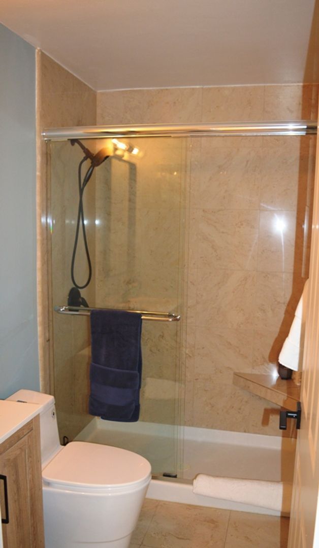 Building Photo - Beautiful Single Story Home With Great Roo...