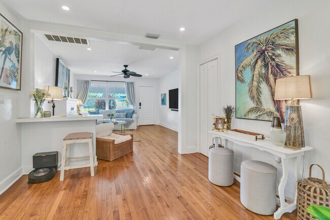 Building Photo - 1517 N Palmway