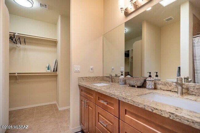 Building Photo - 1211 Lombard Way