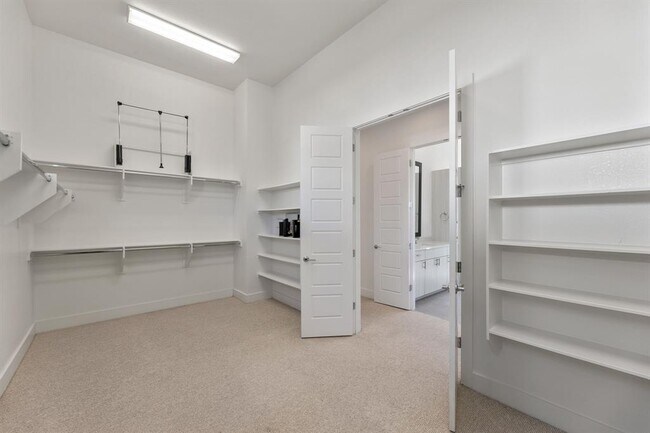 Building Photo - 6101 Florencia Ln