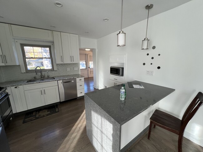 Building Photo - 220 N Graylynn Dr