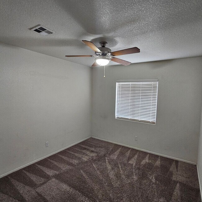 Building Photo - Awesome rental available!