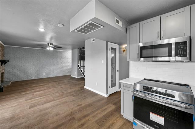 Building Photo - 10430 Las Brisas Dr