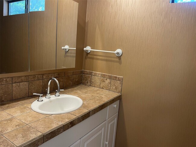 Building Photo - 302 Somerset