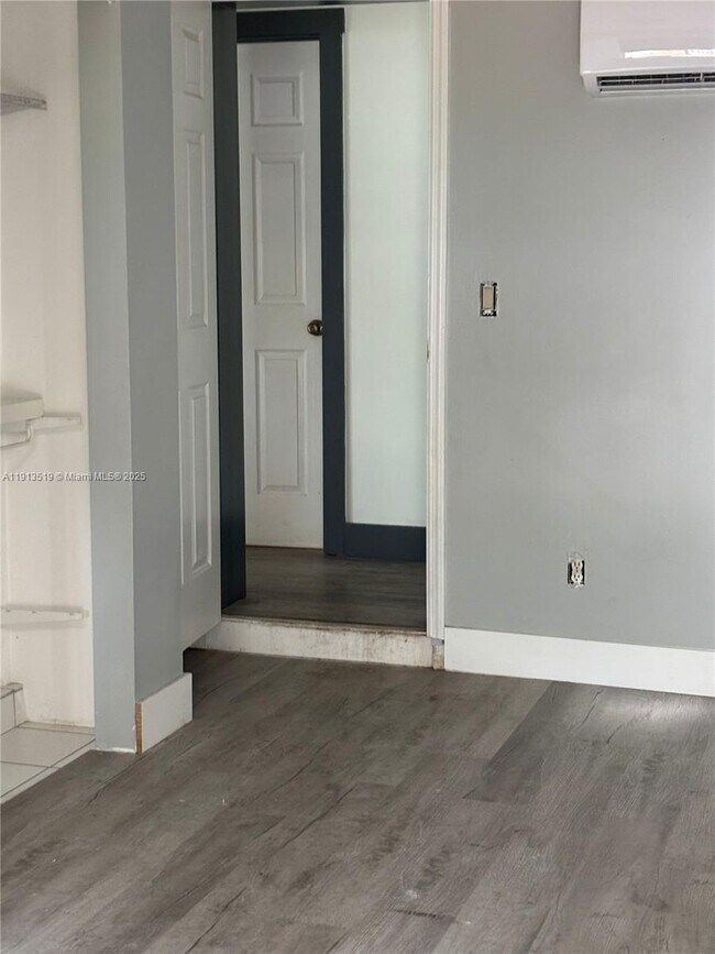 Building Photo - 2002 NE 43rd St