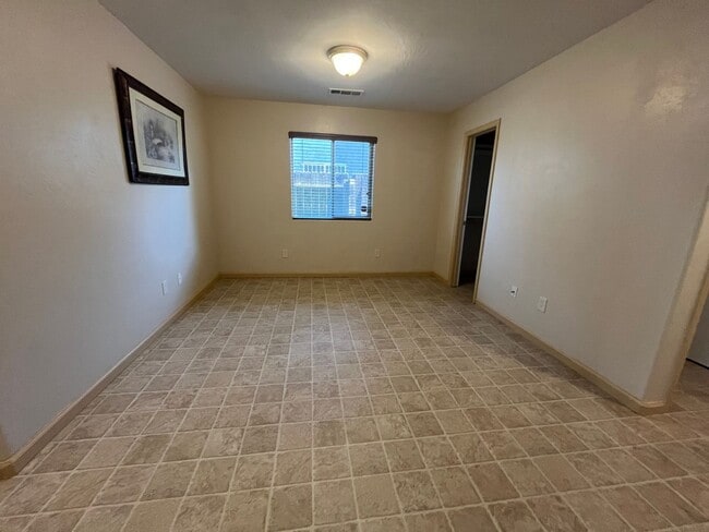 Building Photo - Charming home for rent in Visalia