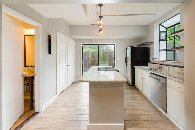 Building Photo - 650 Cleburne Terrace NE