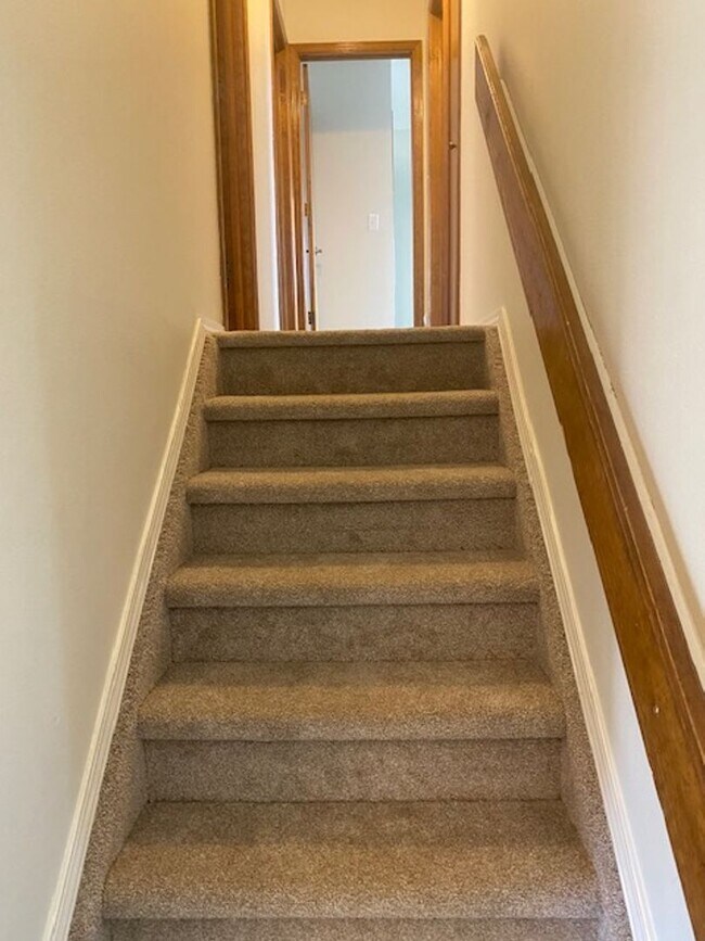 Building Photo - 3 Bedroom Tri-level in Woodland Hills