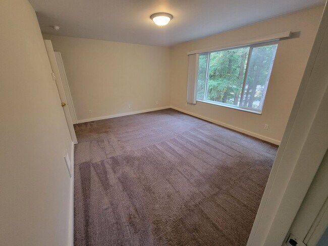 Building Photo - Freshly Painted Duplex in the Heart of Sil...