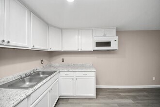 Building Photo - 17111 River Rd