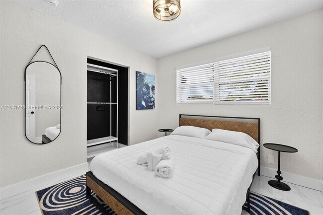 Building Photo - 710 SW 70th Ave