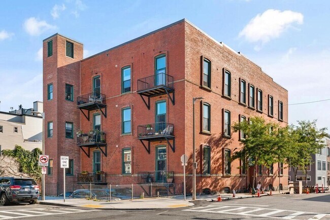 Building Photo - 125 B St