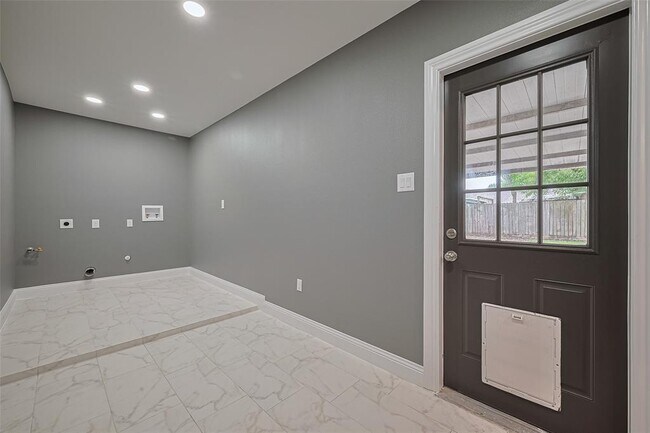 Building Photo - 2219 Raspberry Ln