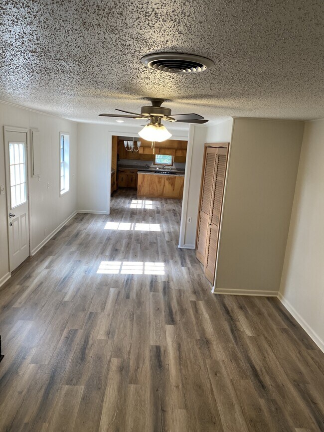 Building Photo - 625 Country Club Rd