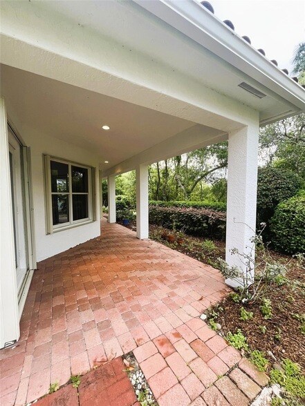 Building Photo - 879 SW Pebble Ln