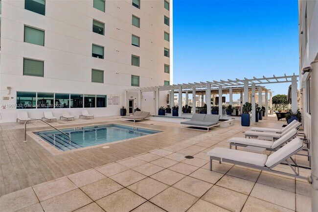 Building Photo - 400 Sunny Isles Blvd