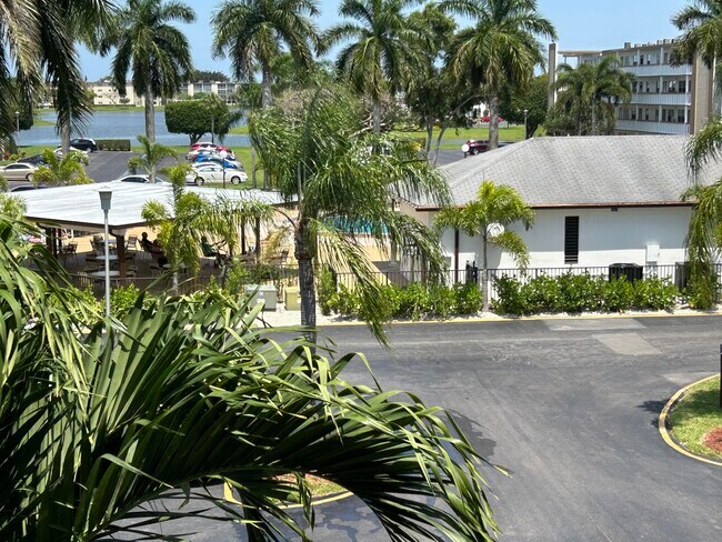 Building Photo - 3070 Cornwall D