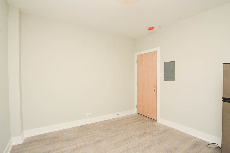 Building Photo - 533 W Belmont Ave