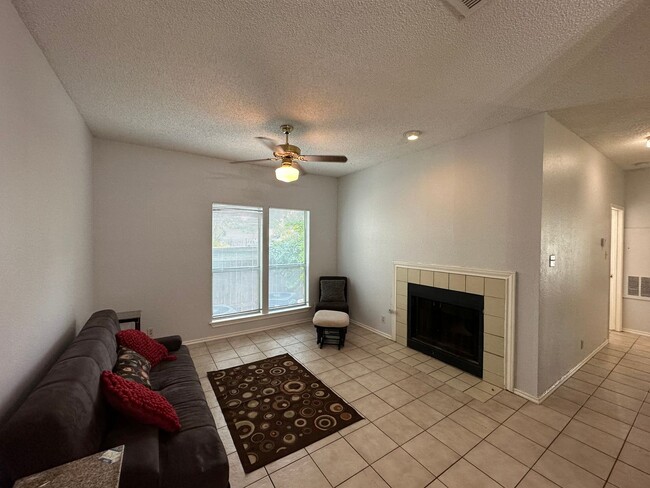 Building Photo - IMMEDIATE MOVE IN - 2 bed 2 bath