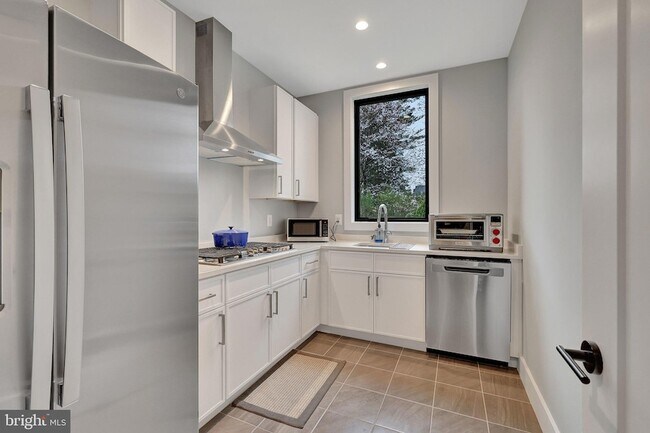 Building Photo - 1100 Balls Hill Rd