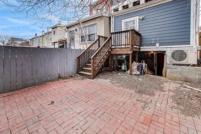 Building Photo - Beautiful Bloomingdale Row house. Utilities Included!