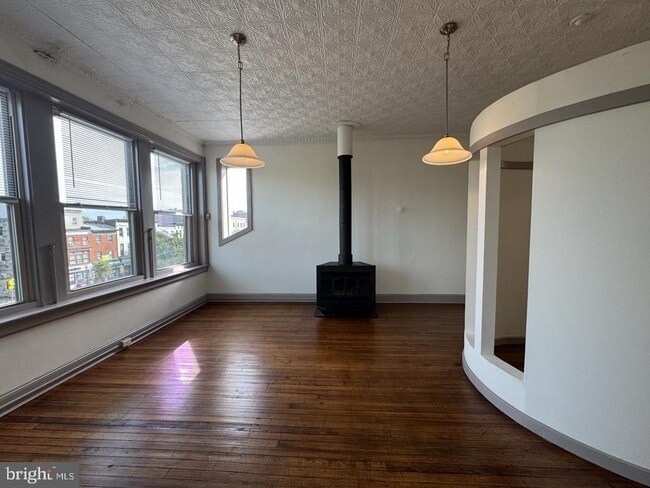 Building Photo - 328 S Broadway