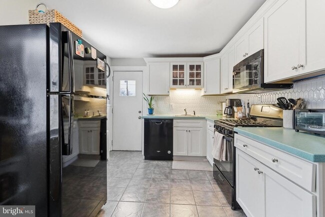 Building Photo - 405 Leverington Ave