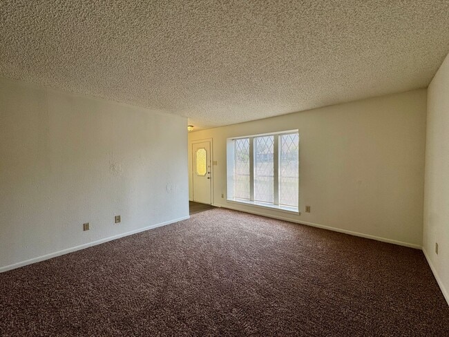 Building Photo - Townhome