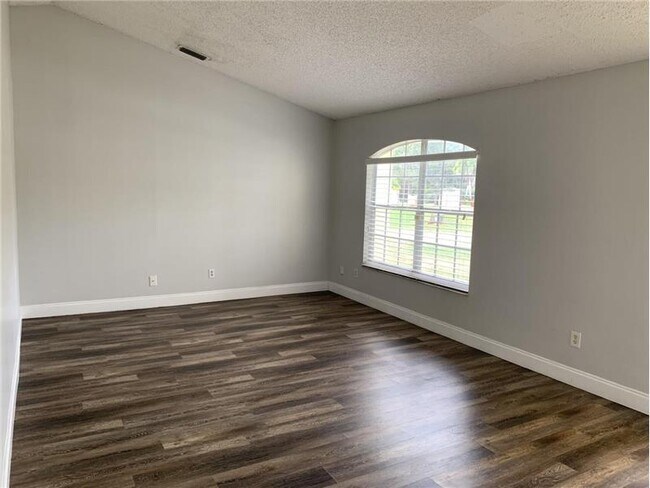 Building Photo - 998 SW N Globe Ave