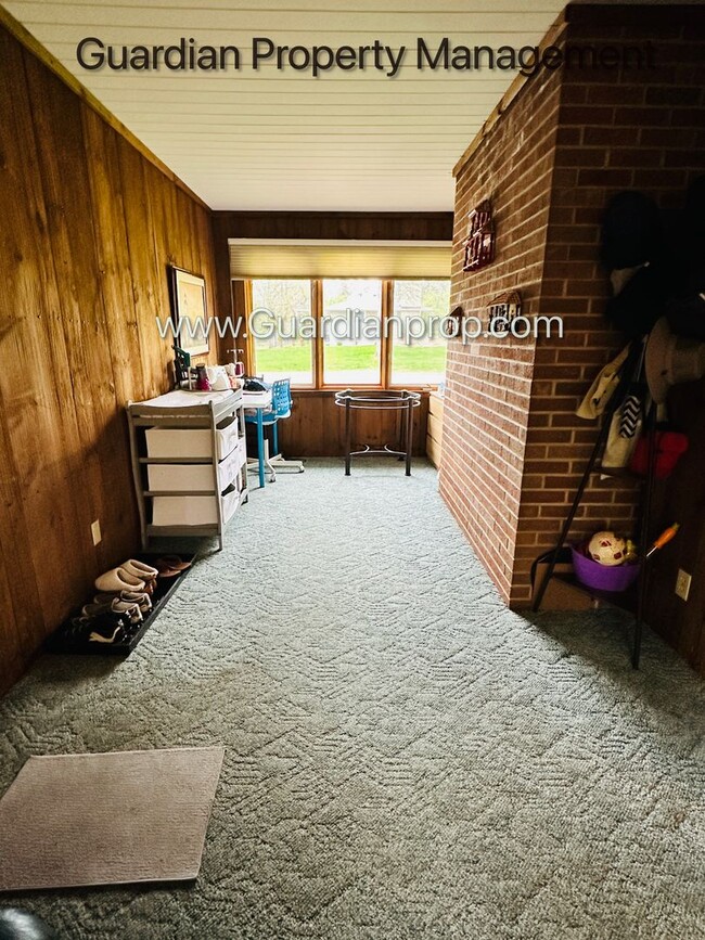 Building Photo - Edina Single Family Home, 2 Car Garage, Di...