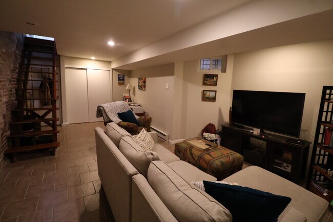 Building Photo - 280 S 23rd St