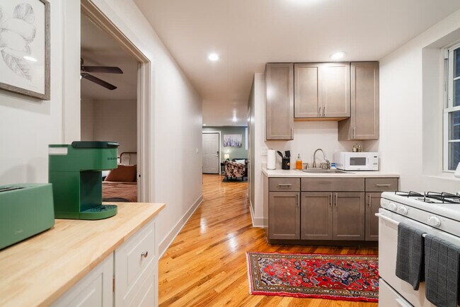 Building Photo - 1638 N Western Ave