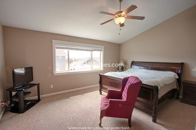 Building Photo - Beautiful Five Bedroom Craftsman Style Home in Molalla!