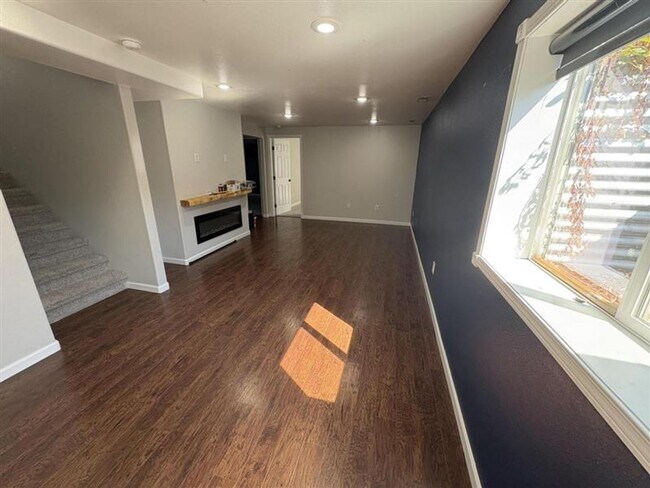 Building Photo - Beautiful 5 bedroom home