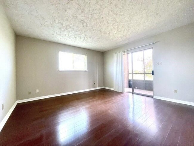 Building Photo - 10555 Turtlewood Ct