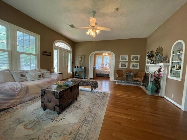 Building Photo - 801 Hudgins St