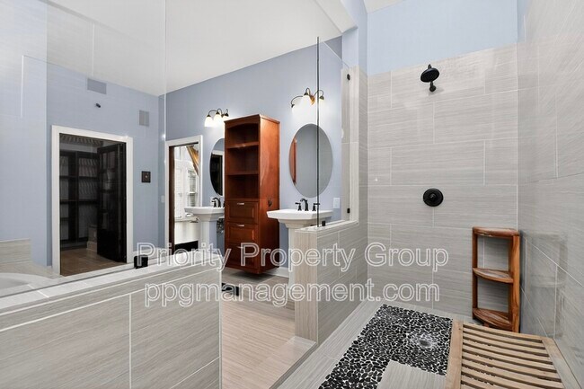 Building Photo - 16205 Riverpointe Dr