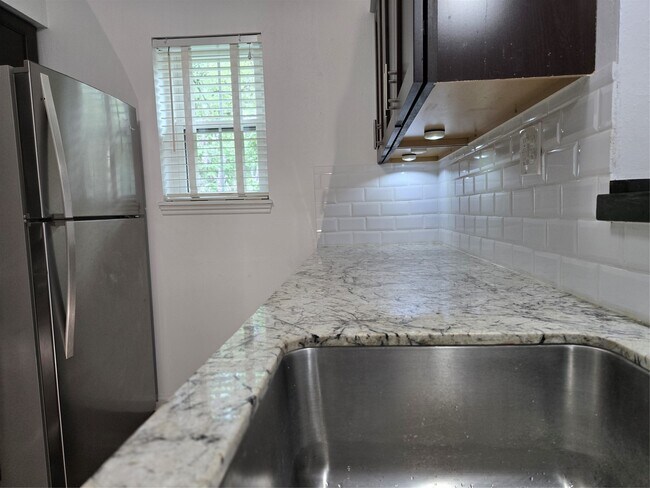 Building Photo - 839 Wax Myrtle Ln