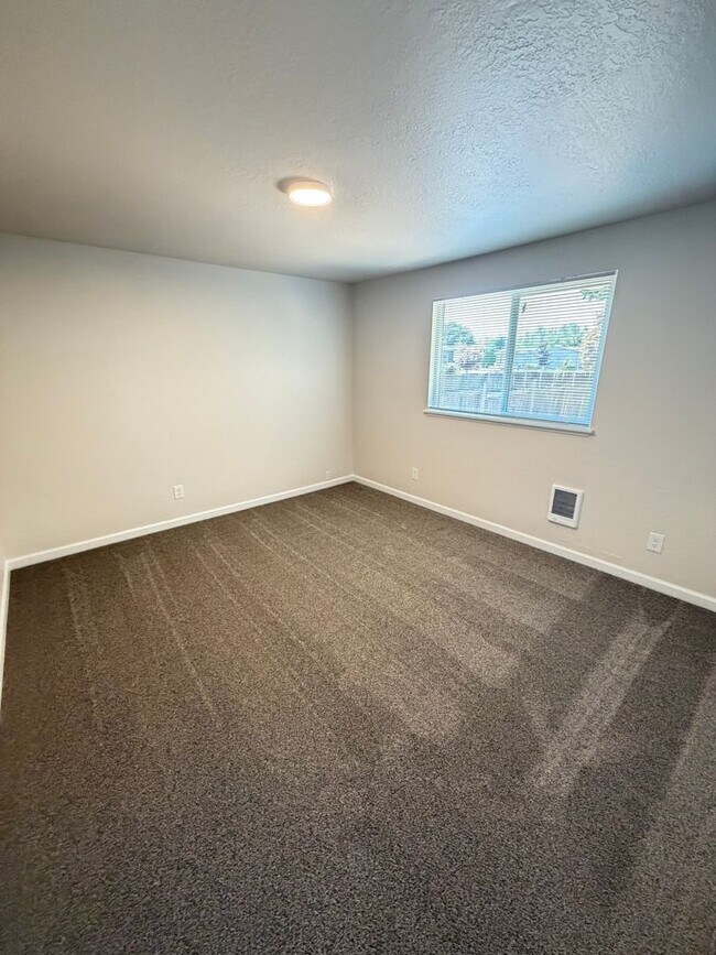 Building Photo - Charming 2 Bedroom Duplex With Fenced Yard In Quiet Neighborhood!