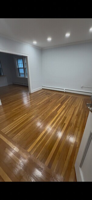 Building Photo - 558 Orange St