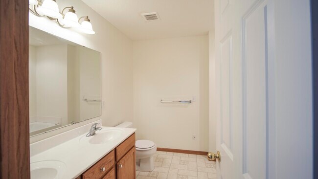 Building Photo - 15250 Florist Cir