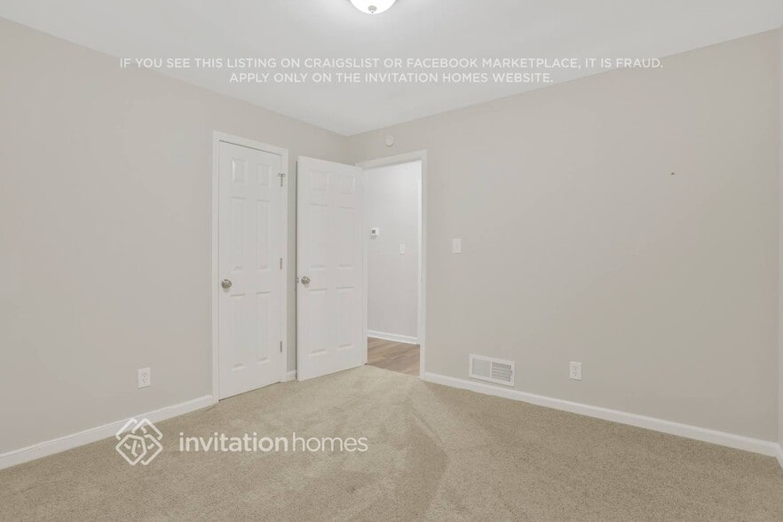 Building Photo - 3102 S Oak Ct SE