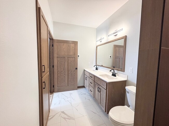 Building Photo - 577 Main St W