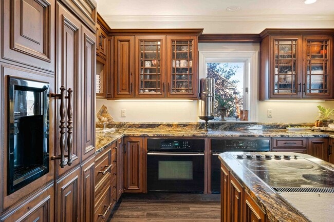 Building Photo - Fully-Furnished Luxurious Home in Nevillewood