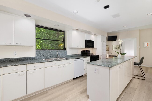 Building Photo - 575 N Lake Wy