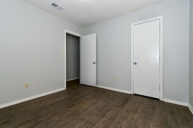 Building Photo - PEPERPORT.3913-3915