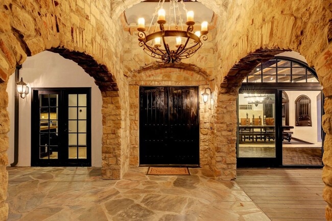 Building Photo - Fully Furnished Luxurious Spanish Mediterranean Villa in Hollywood Hills: 4-Bedroom, 2.5-Bath Ret...